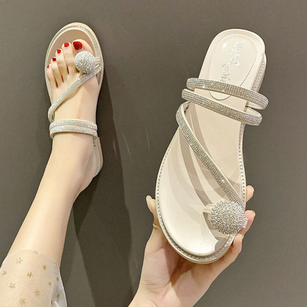 Sieviešu čības, dekorētas ar akmeņiem