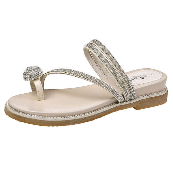 Sieviešu čības, dekorētas ar akmeņiem