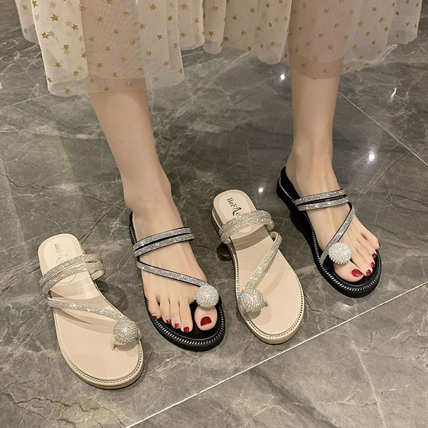 Sieviešu čības, dekorētas ar akmeņiem