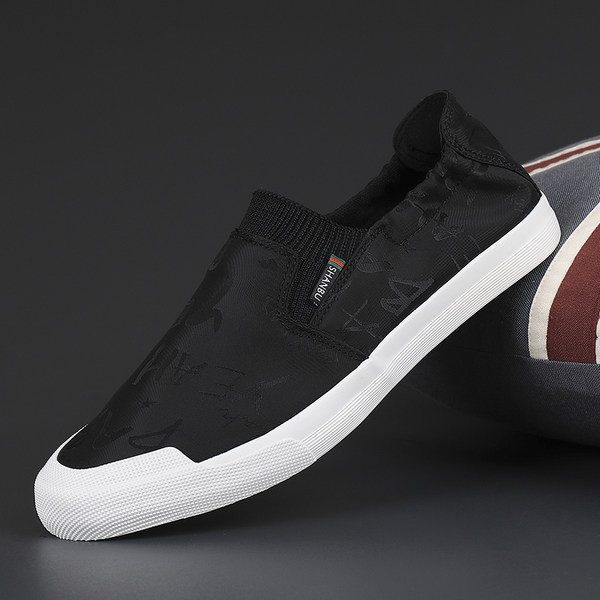 Mūsdienīgi vīriešu mokasīni no tekstila ar plakanu zoli četrās krāsās