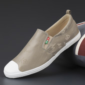Aktuāli vīriešu mokasīni ar plakanām zolēm un uzrakstiem