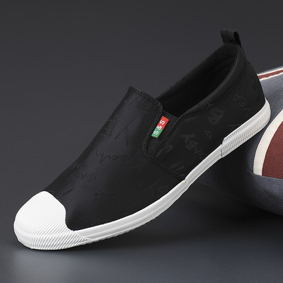 Aktuāli vīriešu mokasīni ar plakanām zolēm un uzrakstiem