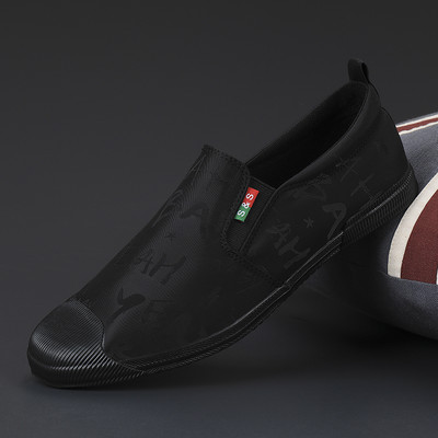 Aktuāli vīriešu mokasīni ar plakanām zolēm un uzrakstiem