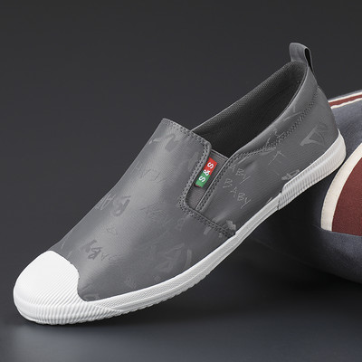 Aktuāli vīriešu mokasīni ar plakanām zolēm un uzrakstiem