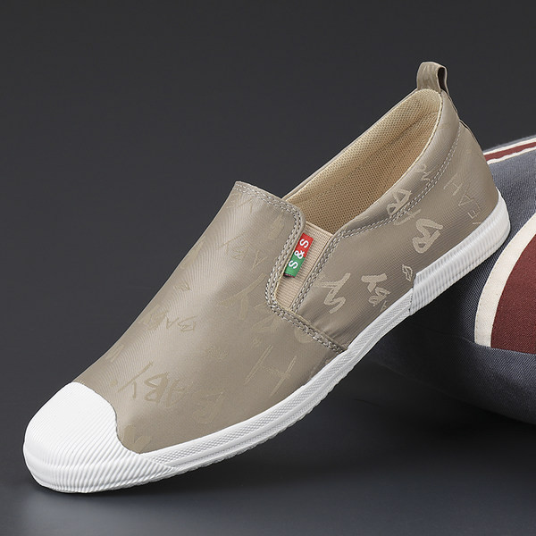 Aktuāli vīriešu mokasīni ar plakanām zolēm un uzrakstiem