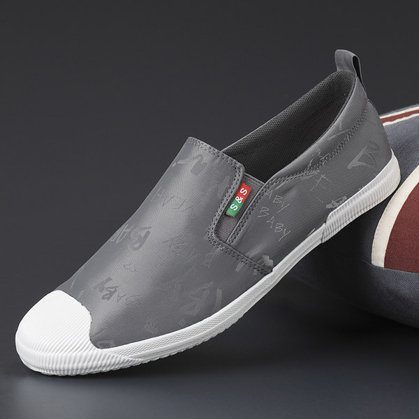 Aktuāli vīriešu mokasīni ar plakanām zolēm un uzrakstiem