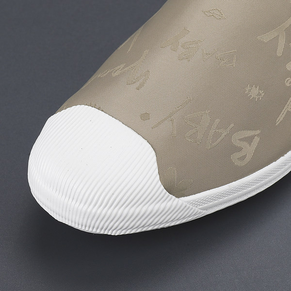 Aktuāli vīriešu mokasīni ar plakanām zolēm un uzrakstiem