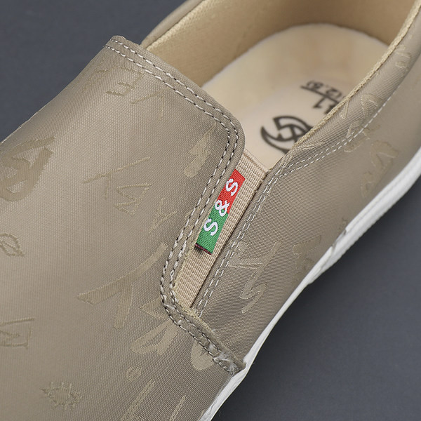 Aktuāli vīriešu mokasīni ar plakanām zolēm un uzrakstiem