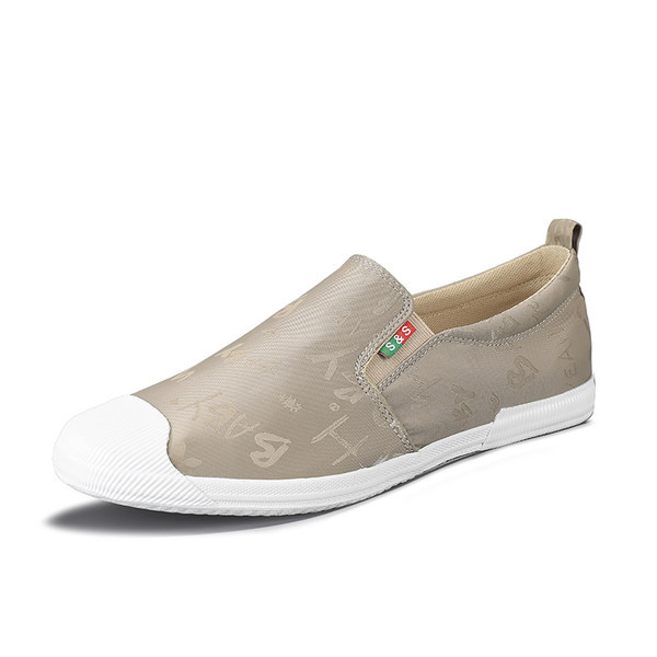 Aktuāli vīriešu mokasīni ar plakanām zolēm un uzrakstiem