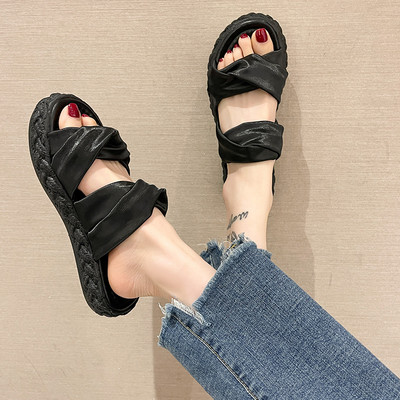 Jauns sieviešu čību modelis ar plakanu zoli un ādas krusteniskām siksnām