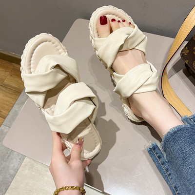 Jauns sieviešu čību modelis ar plakanu zoli un ādas krusteniskām siksnām