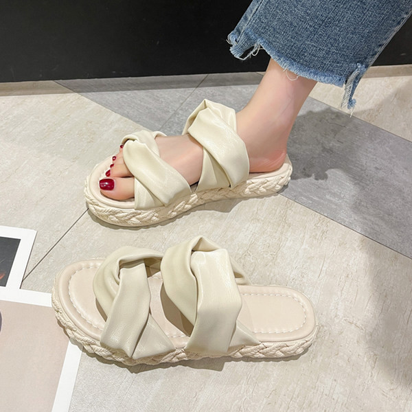 Jauns sieviešu čību modelis ar plakanu zoli un ādas krusteniskām siksnām