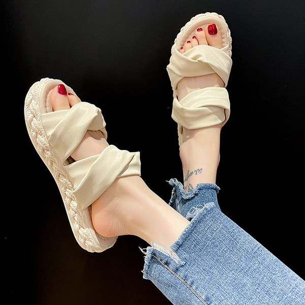 Jauns sieviešu čību modelis ar plakanu zoli un ādas krusteniskām siksnām