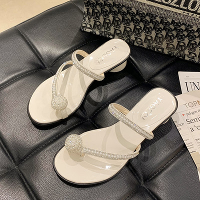 Vasaras sieviešu čības, kas dekorētas ar akmeņiem un zemiem papēžiem