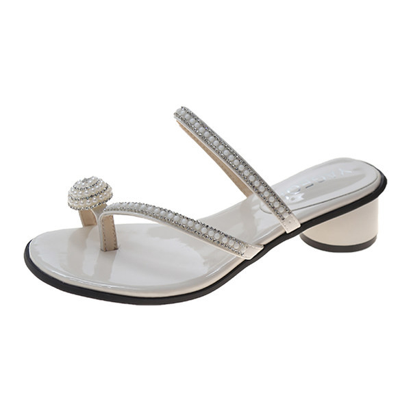 Vasaras sieviešu čības, kas dekorētas ar akmeņiem un zemiem papēžiem