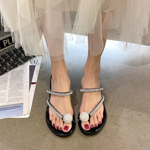 Vasaras sieviešu čības, kas dekorētas ar akmeņiem un zemiem papēžiem