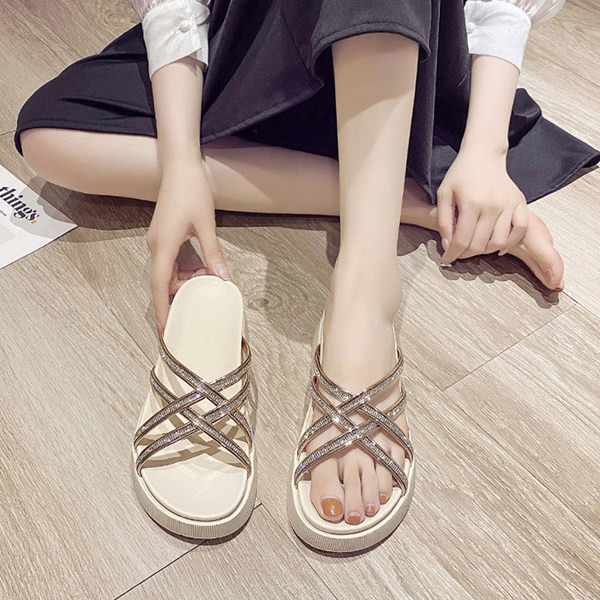 Sieviešu platformas čības ar spīdīgām lencēm ar akmeņiem