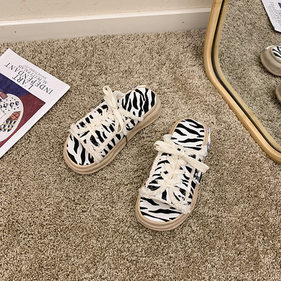 Sieviešu čības ar plakanām zolēm un šņorēm