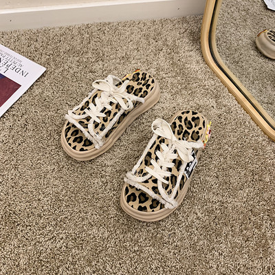 Sieviešu čības ar plakanām zolēm un šņorēm