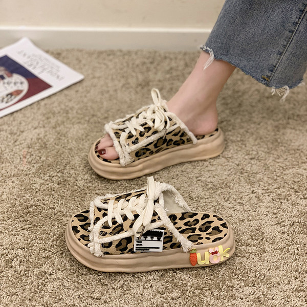 Sieviešu čības ar plakanām zolēm un šņorēm