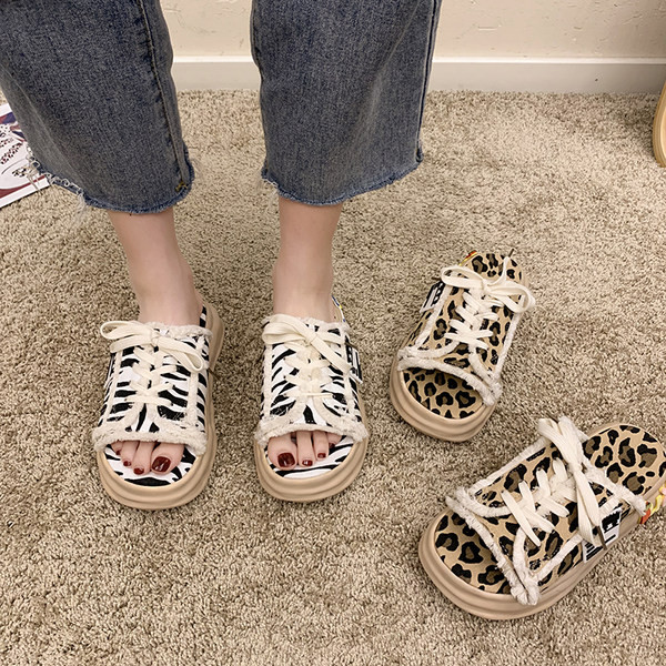 Sieviešu čības ar plakanām zolēm un šņorēm