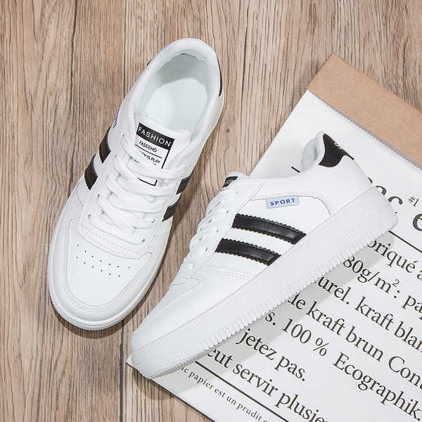 Modernas sieviešu ādas kedas ar plakanām zolēm