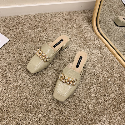 Sieviešu ādas čības ar plakanu zoli un metāla ķēdīti