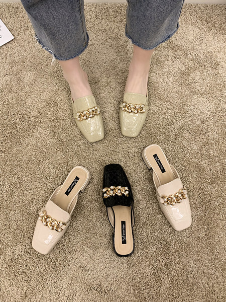 Sieviešu ādas čības ar plakanu zoli un metāla ķēdīti