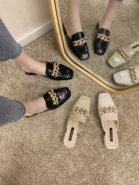 Sieviešu ādas čības ar plakanu zoli un metāla ķēdīti