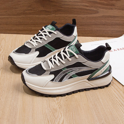 Γυναικεία αθλητικά παπούτσια με επίπεδη σόλα και κορδόνια σε μαύρο και μπεζ χρώμα