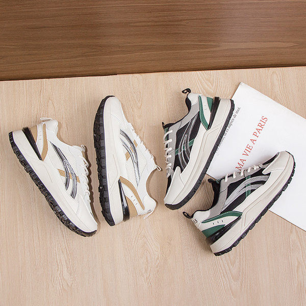 Γυναικεία αθλητικά παπούτσια με επίπεδη σόλα και κορδόνια σε μαύρο και μπεζ χρώμα