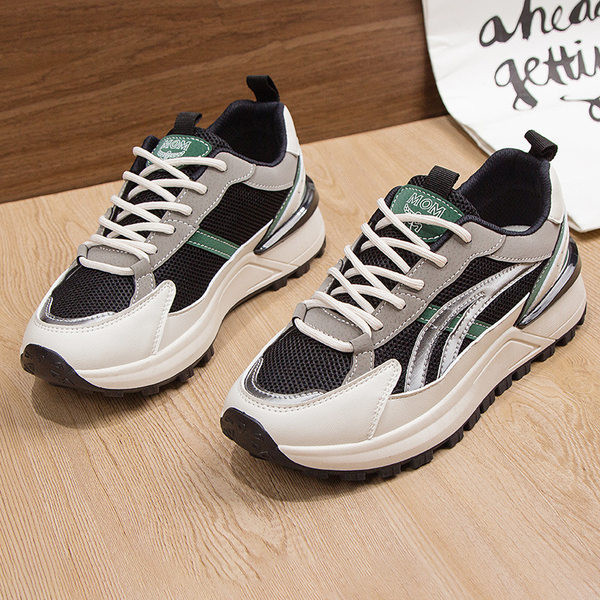 Γυναικεία αθλητικά παπούτσια με επίπεδη σόλα και κορδόνια σε μαύρο και μπεζ χρώμα