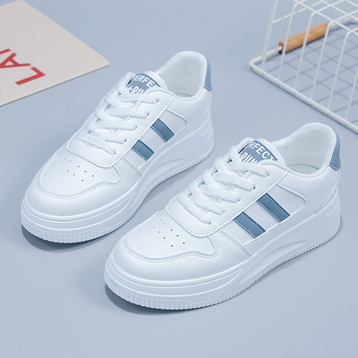 Jauns sieviešu ādas kedu modelis ar plakanu zoli baltā krāsā