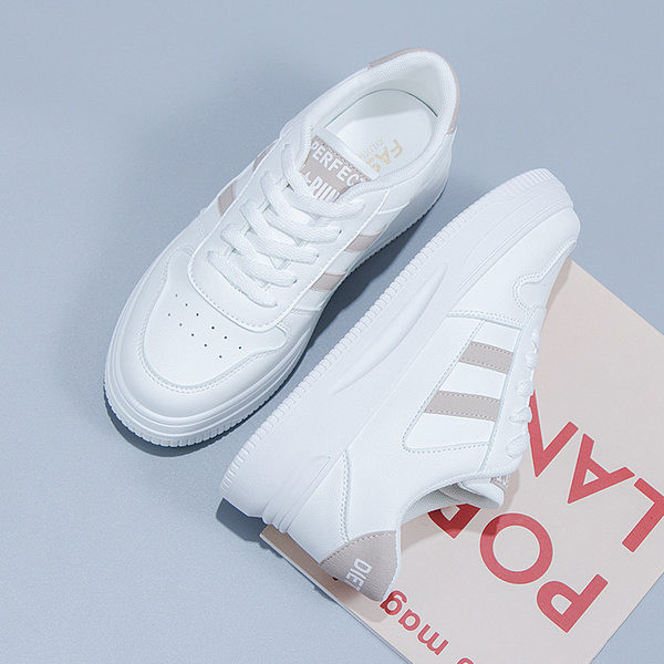 Jauns sieviešu ādas kedu modelis ar plakanu zoli baltā krāsā