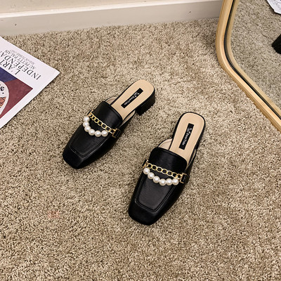 Γυναικείες έκο δερμάτινες παντόφλες με επίπεδη σόλα και μεταλλική αλυσίδα