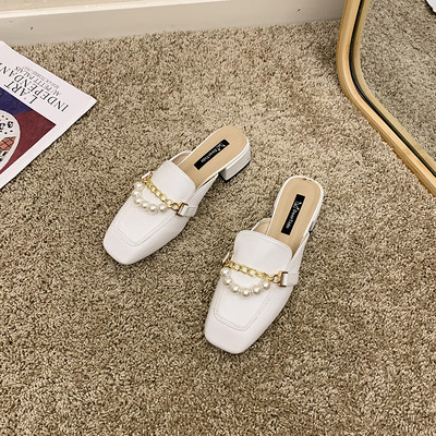 Γυναικείες έκο δερμάτινες παντόφλες με επίπεδη σόλα και μεταλλική αλυσίδα