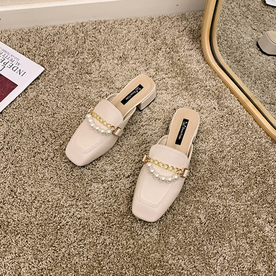 Γυναικείες έκο δερμάτινες παντόφλες με επίπεδη σόλα και μεταλλική αλυσίδα