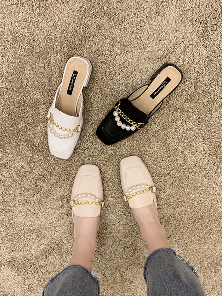 Γυναικείες έκο δερμάτινες παντόφλες με επίπεδη σόλα και μεταλλική αλυσίδα