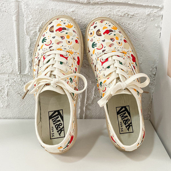 Νέο μοντέλο χρωματιστά γυναικεία αθλητικά παπούτσια με επίπεδη σόλα και κορδόνια