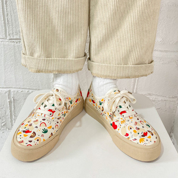 Νέο μοντέλο χρωματιστά γυναικεία αθλητικά παπούτσια με επίπεδη σόλα και κορδόνια