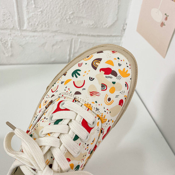 Νέο μοντέλο χρωματιστά γυναικεία αθλητικά παπούτσια με επίπεδη σόλα και κορδόνια