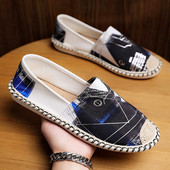 Jauns krāsainu vīriešu mokasīnu modelis ar plakanu zoli