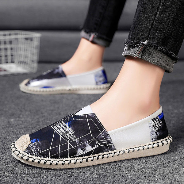 Jauns krāsainu vīriešu mokasīnu modelis ar plakanu zoli