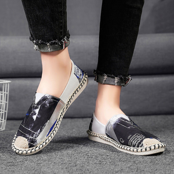 Jauns krāsainu vīriešu mokasīnu modelis ar plakanu zoli