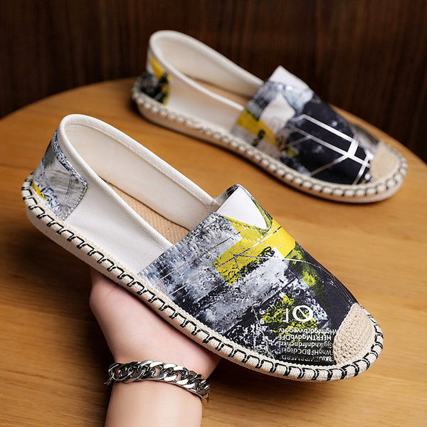 Jauns krāsainu vīriešu mokasīnu modelis ar plakanu zoli