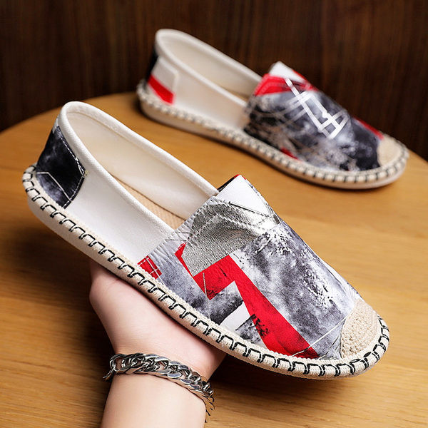 Jauns krāsainu vīriešu mokasīnu modelis ar plakanu zoli