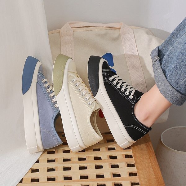 Jauns sieviešu tekstila kedu modelis ar plakanu zoli