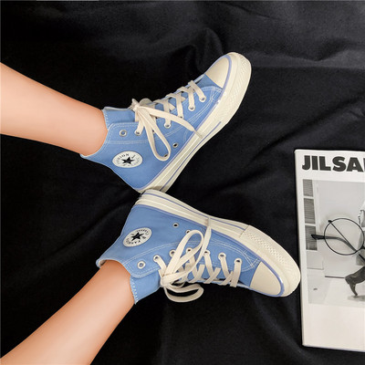 Καθημερινά αθλητικά παπούτσια με υφάσματα με έμβλημα