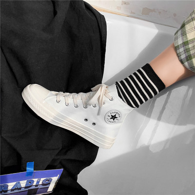 Καθημερινά αθλητικά παπούτσια με υφάσματα με έμβλημα