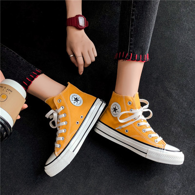 Καθημερινά αθλητικά παπούτσια με υφάσματα με έμβλημα